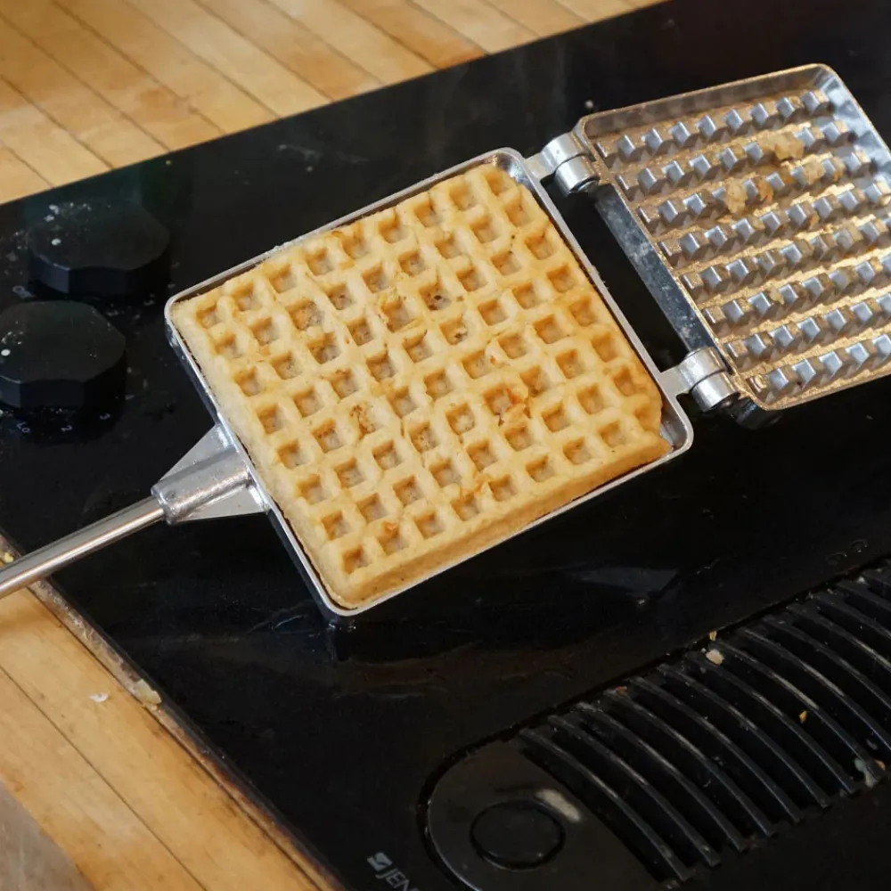 garrett-wade Aluminum Stove Top Waffle Maker Hot